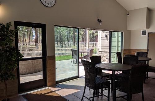 Sisters Hotel | GrandStay Hotel & Suites