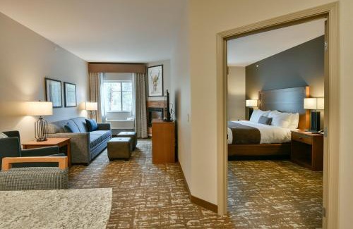 Sisters Hotel | GrandStay Hotel & Suites