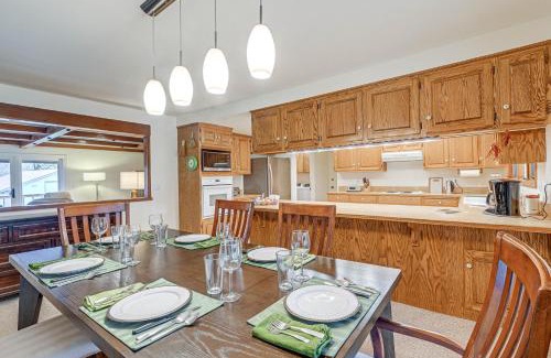 Grants Pass House | Grants Pass Vacation Rental Home Deck and Views!