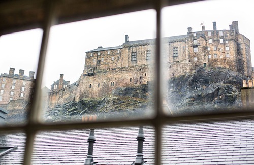 Old Town Apartment | Grassmarket (Old Town) Apartment with Castle views π° & private parking space π