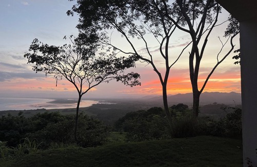 Los Santos House | Grateful Casita- Peaceful Retreat