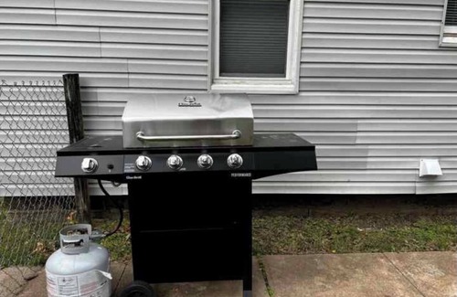 Ponca City House | GrayHouse, peaceful Ponca City with AC, WiFi Pet friendly w/fee, lots of parking