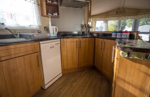 Hunstanton House | Great 6 berth caravan for hire at Manor Park in Hunstanton Norfolk ref 23014W