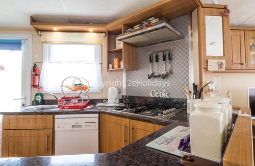 Hunstanton House | Great 6 berth caravan for hire at Manor Park in Hunstanton Norfolk ref 23014W