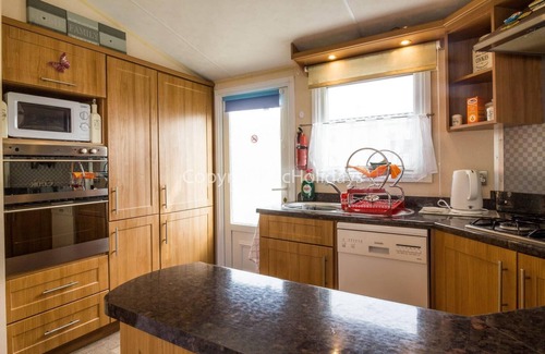 Hunstanton House | Great 6 berth caravan for hire at Manor Park in Hunstanton Norfolk ref 23014W