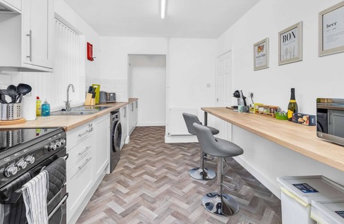 Brampton House | Great Deal for The No. 7 | 3BR House w/Pool Table