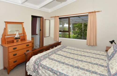 Whangarei Heads House | Great family holiday. Watersport, walks, surfing, tennis, golf, & cafes nearby!