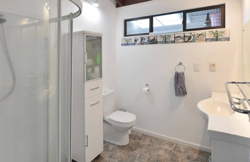 Whangarei Heads House | Great family holiday. Watersport, walks, surfing, tennis, golf, & cafes nearby!