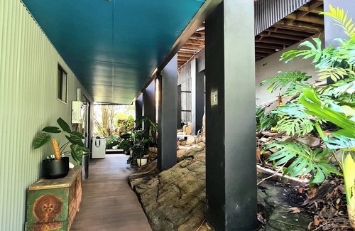 Pearl Beach House | Great flat looking over Pearl Beach. See the beach, hear the waves.