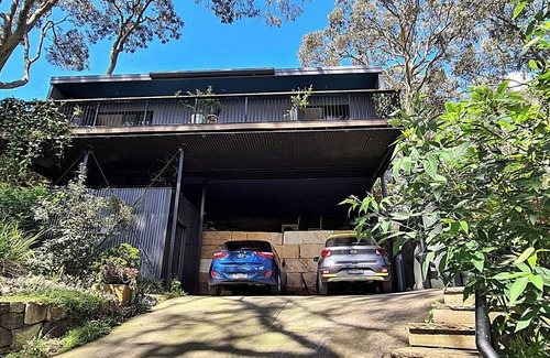 Pearl Beach House | Great flat looking over Pearl Beach. See the beach, hear the waves.