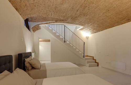 Santa Croce Apartment | Great for families and friends 2 bedrooms + 3 bathrooms Garage Air Conditioning