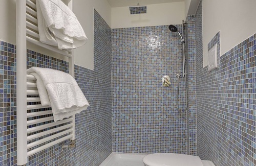 Santa Croce Apartment | Great for families and friends 2 bedrooms + 3 bathrooms Garage Air Conditioning
