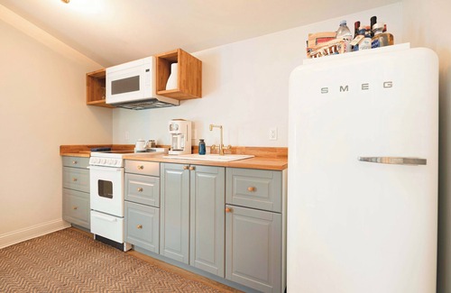 New Castle Apartment | Great Island Inn - Queen Studio Apt - Village View