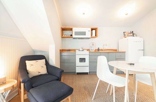 New Castle Apartment | Great Island Inn - Queen Studio Apt - Village View