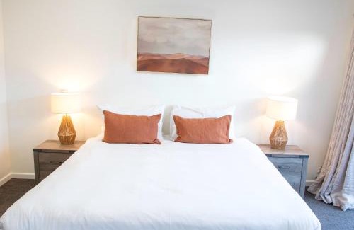 Wanaka House | Great Lake View, Very Central, Modern Wanaka House, 3 En-suites