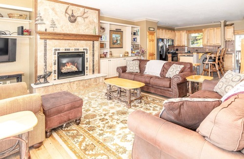 Wildernest House | Great Location. Incredible Views. Clubhouse.