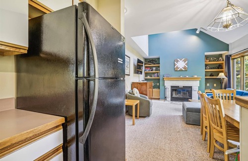 Central Vermont- Killington Condo | Great location! Two bedroom/two bathroom Condo, sports center, pool and more! Highridge J11