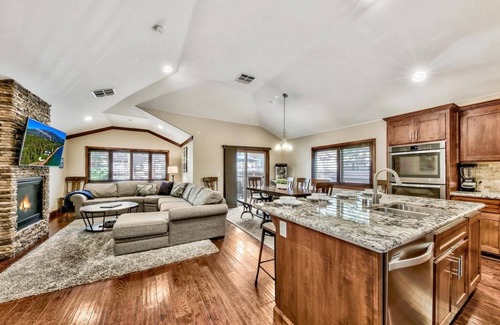 South Lake Tahoe House | Great location- walk to Heavenly! Tahoe woods #603