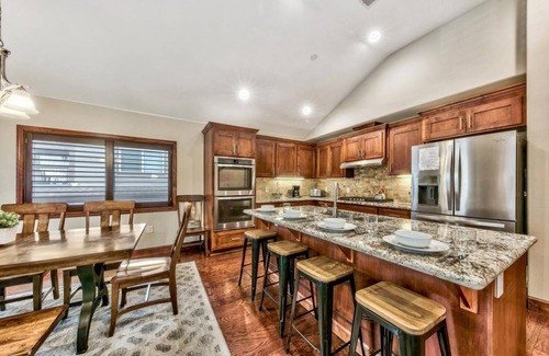 South Lake Tahoe House | Great location- walk to Heavenly! Tahoe woods #603