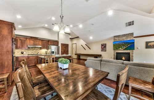 South Lake Tahoe House | Great location- walk to Heavenly! Tahoe woods #603