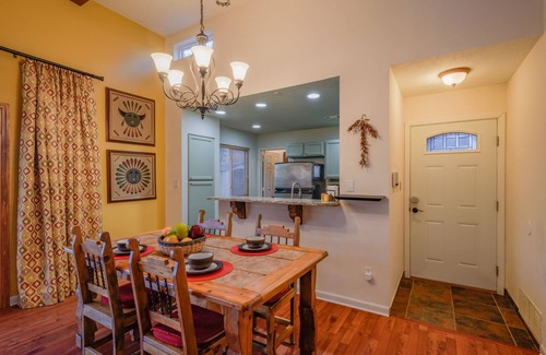 Oso Grande House | Great outdoor space- Free Loaner Bikes-Top Hiking Trails & Local Eateries