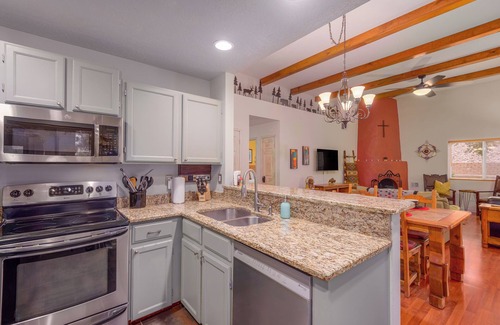 Oso Grande House | Great outdoor space- Free Loaner Bikes-Top Hiking Trails & Local Eateries