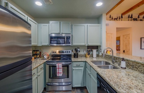Oso Grande House | Great outdoor space- Free Loaner Bikes-Top Hiking Trails & Local Eateries