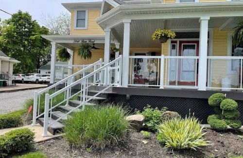 Niagara Falls House | Great Place, Lots of Room & Close to the Falls!