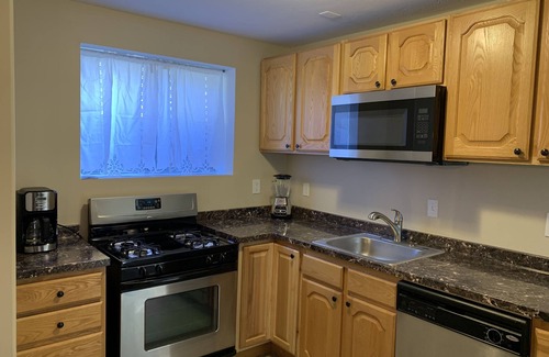 Lakeview House | Great Space! Awesome Location! 2 Masters!