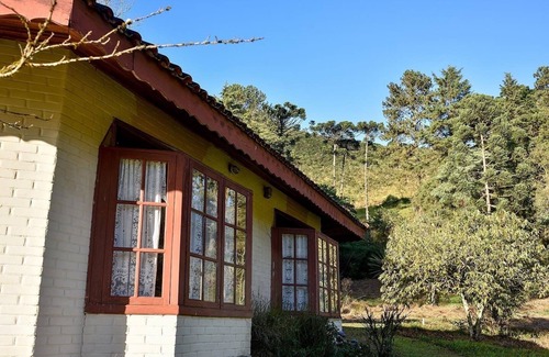 Centro Ski Chalet | Green chalet with fireplaces, hydro, sauna on the banks of the Rio Preto in Visconde de Mauá