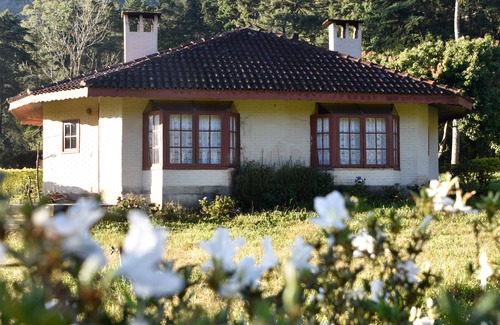 Centro Ski Chalet | Green chalet with fireplaces, hydro, sauna on the banks of the Rio Preto in Visconde de Mauá