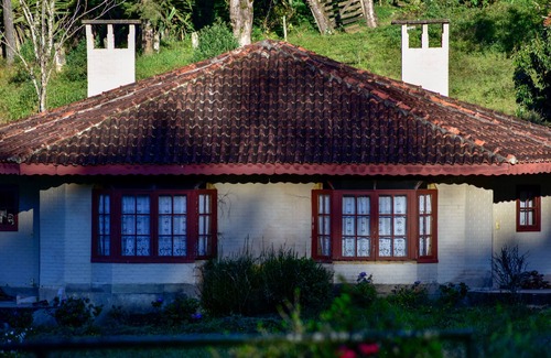 Centro Ski Chalet | Green chalet with fireplaces, hydro, sauna on the banks of the Rio Preto in Visconde de Mauá