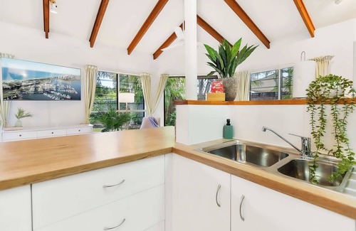 Trinity Beach House | Green Cottage - Pet & Child friendly