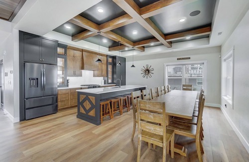 Brimfield House | Green Diamond Retreat: Epic Lakefront Oasis for 30, 6BR, Boat Slip, Kayaks