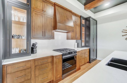 Brimfield House | Green Diamond Retreat: Epic Lakefront Oasis for 30, 6BR, Boat Slip, Kayaks