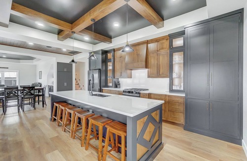 Brimfield House | Green Diamond Retreat: Epic Lakefront Oasis for 30, 6BR, Boat Slip, Kayaks