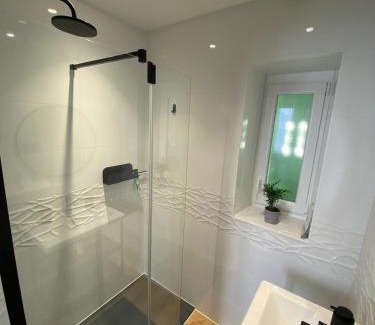 Jouvence House | Green house Dijon, garden, parking