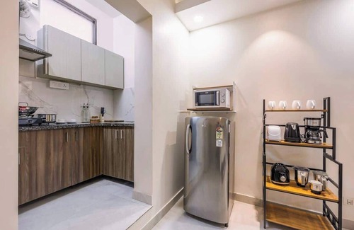 Sector 40 Apartment | Green stays, brighter days.