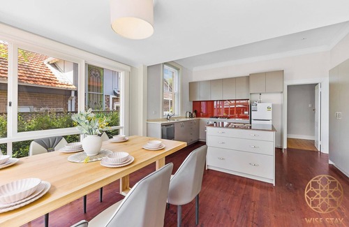 Greenwich House | Greenwich Luxury near Wharf/Train/CBD steps to Sean