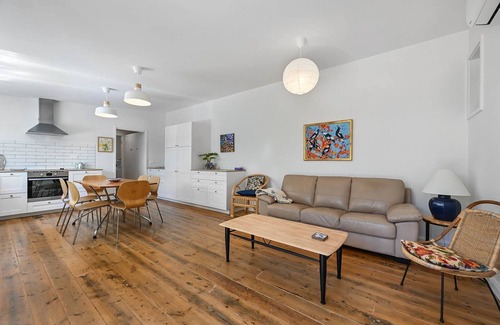 Bathurst House | Greenwood Cottage - Close to CBD, Leafy Backyard