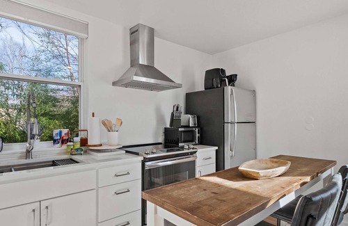 Fayetteville House | Gregg Townhome-10 Min Walk to DT Fayetteville!