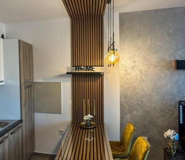 Novi Sad Apartment | Grey & Yellow appartement