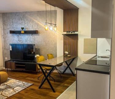 Novi Sad Apartment | Grey & Yellow appartement