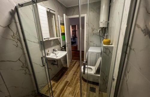 Novi Sad Apartment | Grey & Yellow appartement