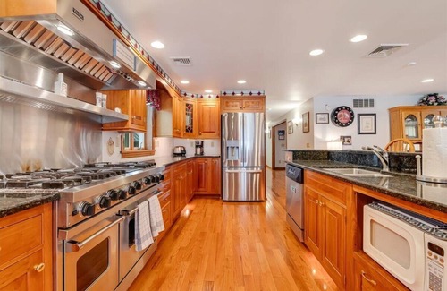 White Mills House | Griffin Lakefront on Lake Wallenpaupack with Private Dock, AC - sleeps 10