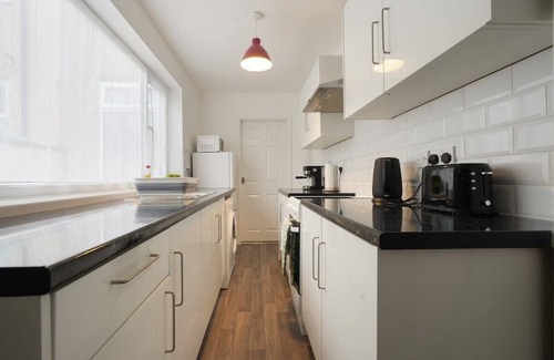 Grimsby House | Grimsby City Centre Stay | Free Parking