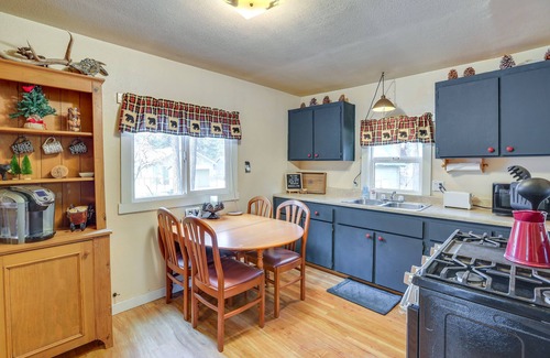 Big Bear Lake Cottage | 'Grizzly Pine' Cottage - Walk to Ski Beach Park!