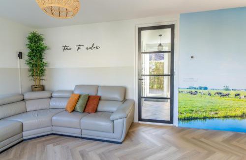 Tzummarum House | Große Familienvilla mit privat innen Jacuzzi & Sauna