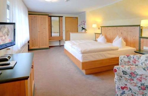 Neuensien Apartment | Großes Doppelzimmer mit Seeblick II - Ferienzimmer und -wohnungen mit Seeblick