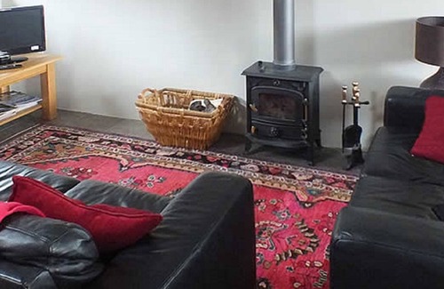 St Wenn House | Grooms Cottage- Sleeps 4 in 2 bedrooms plus 2 to 4 dogs depending on size.